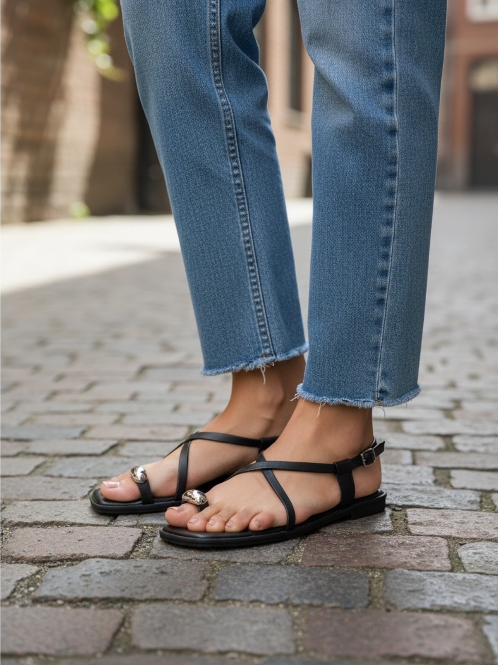 NWT Old Navy Vegan Leather Strappy Toe Ring Sandals size 9